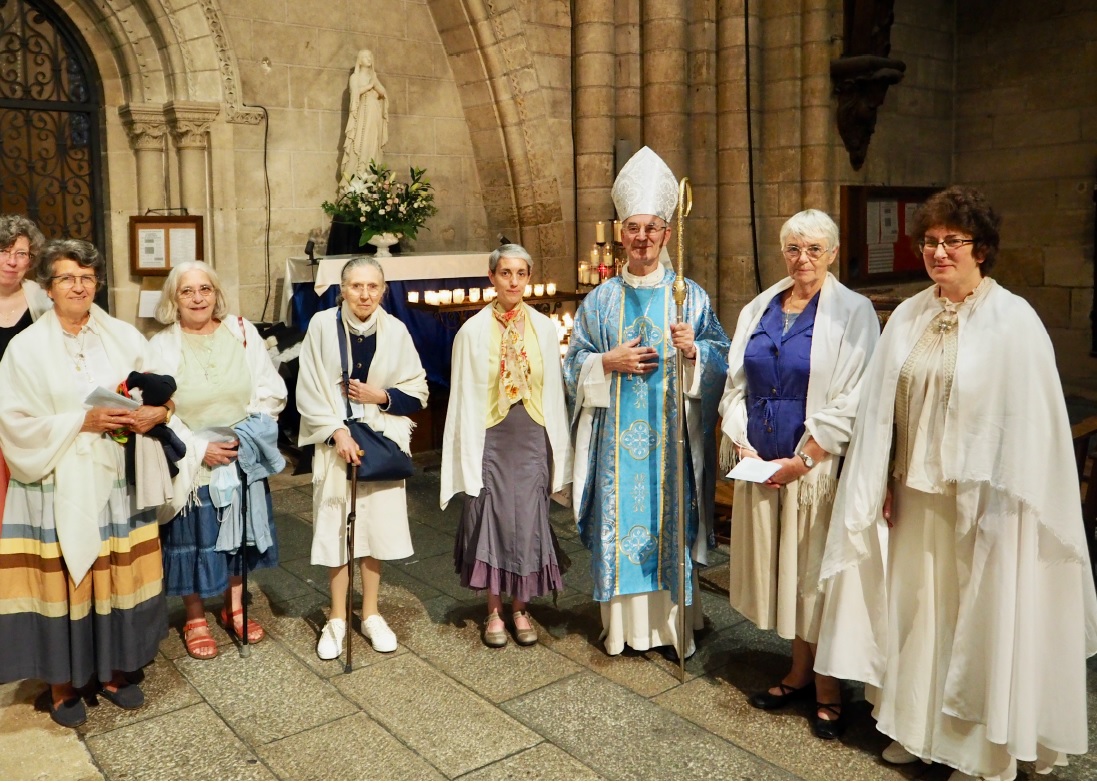 Les Vierges consacrées du diocèse autour de Mgr Mercier à la fin de la célébration. Mona Gradescu est à droite (crédit - paroisse de la Cathédrale)