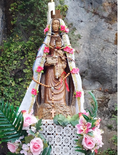 « Notre Dame des Gitans, vierge pélerine » qui accompagne la communauté des Gens du voyage