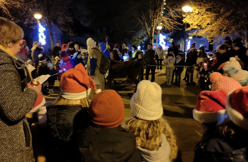 Les enfants autour de l'âne - crédit paroisse Saint-Jean XXIII