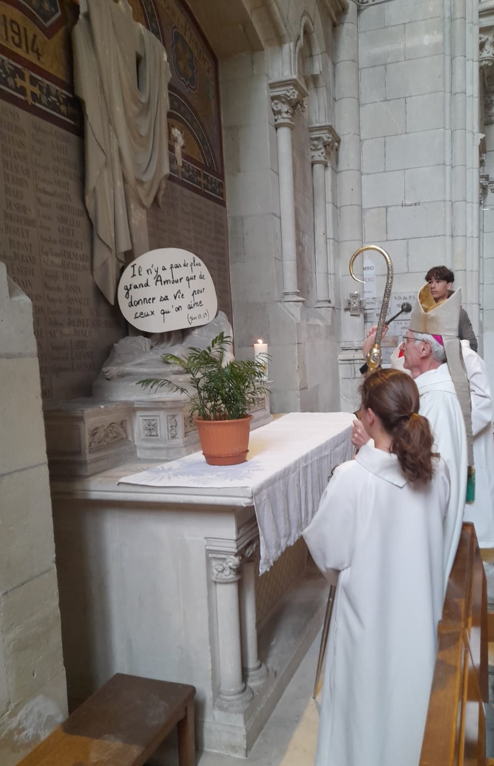 Mgr Delmas - messe de réparation à l'église de la Madeleine (crédit paroisse St JP II) Mgr Delmas - messe de réparation à l'église de la Madeleine (crédit paroisse St JP II)