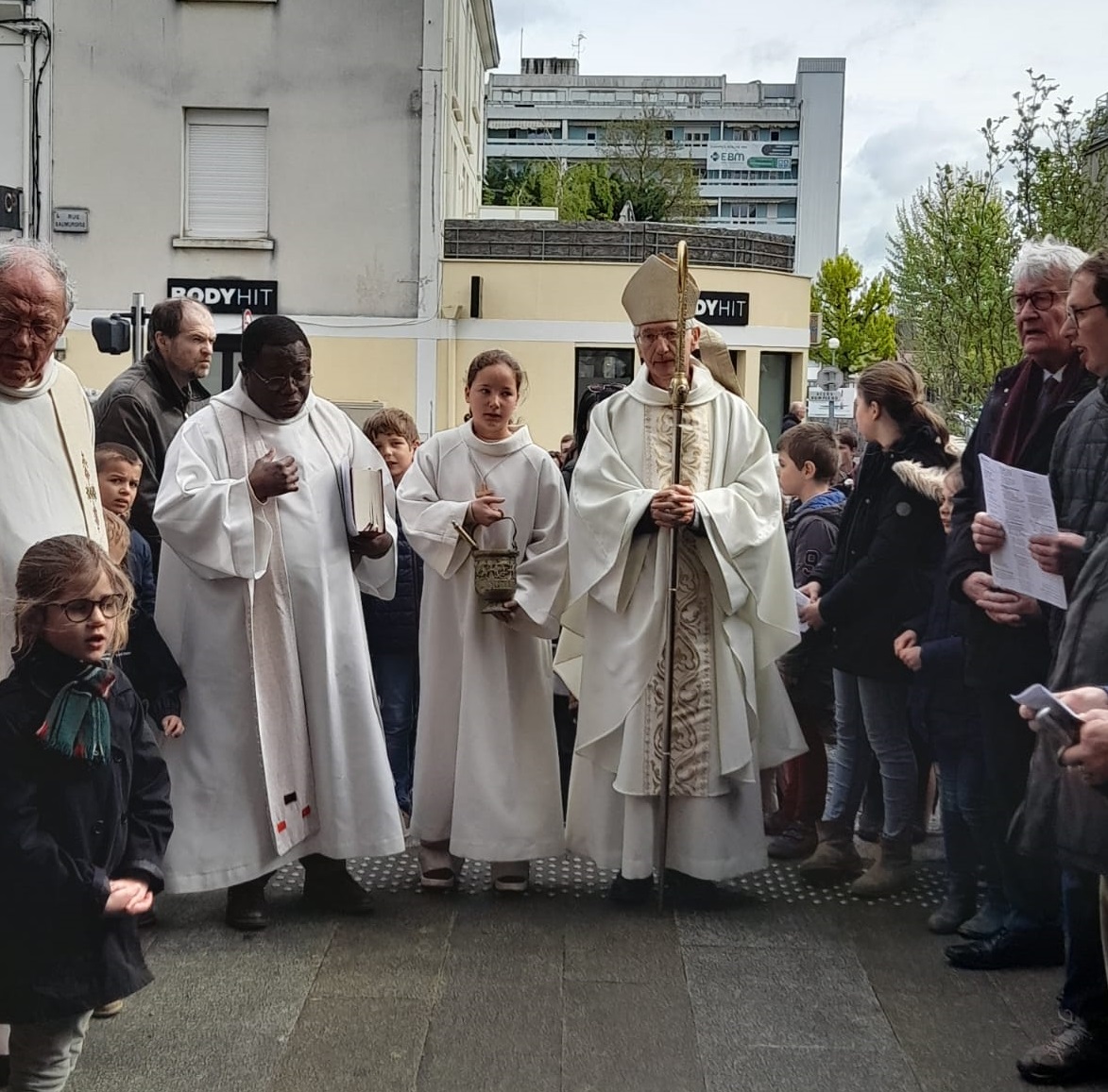 Début de la célébration sur le parvis (crédit paroisse St JP II) Début de la célébration sur le parvis (crédit paroisse St JP II)