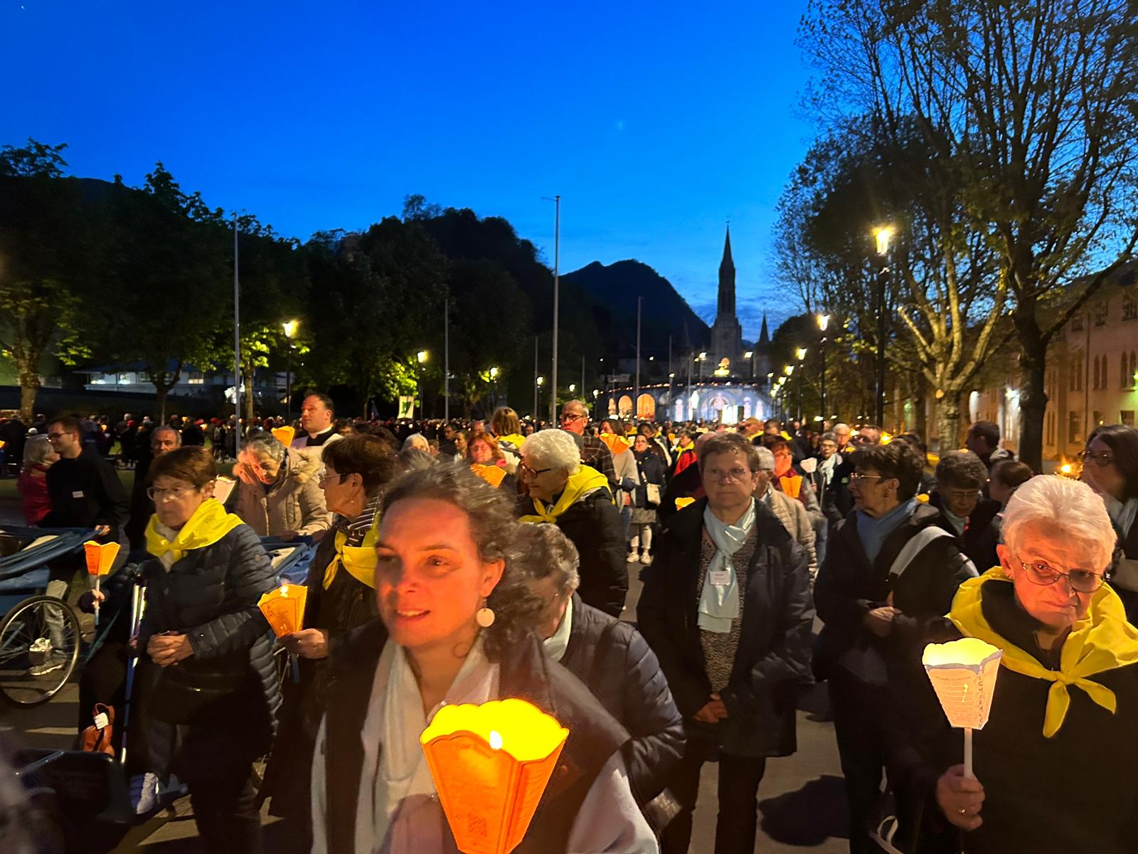 Procession aux flambeaux - crédit communication diocésaine