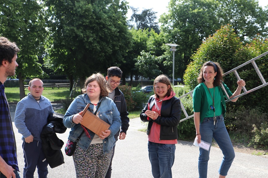 Les jeunes de l'IME se préparent à installer un nichoir