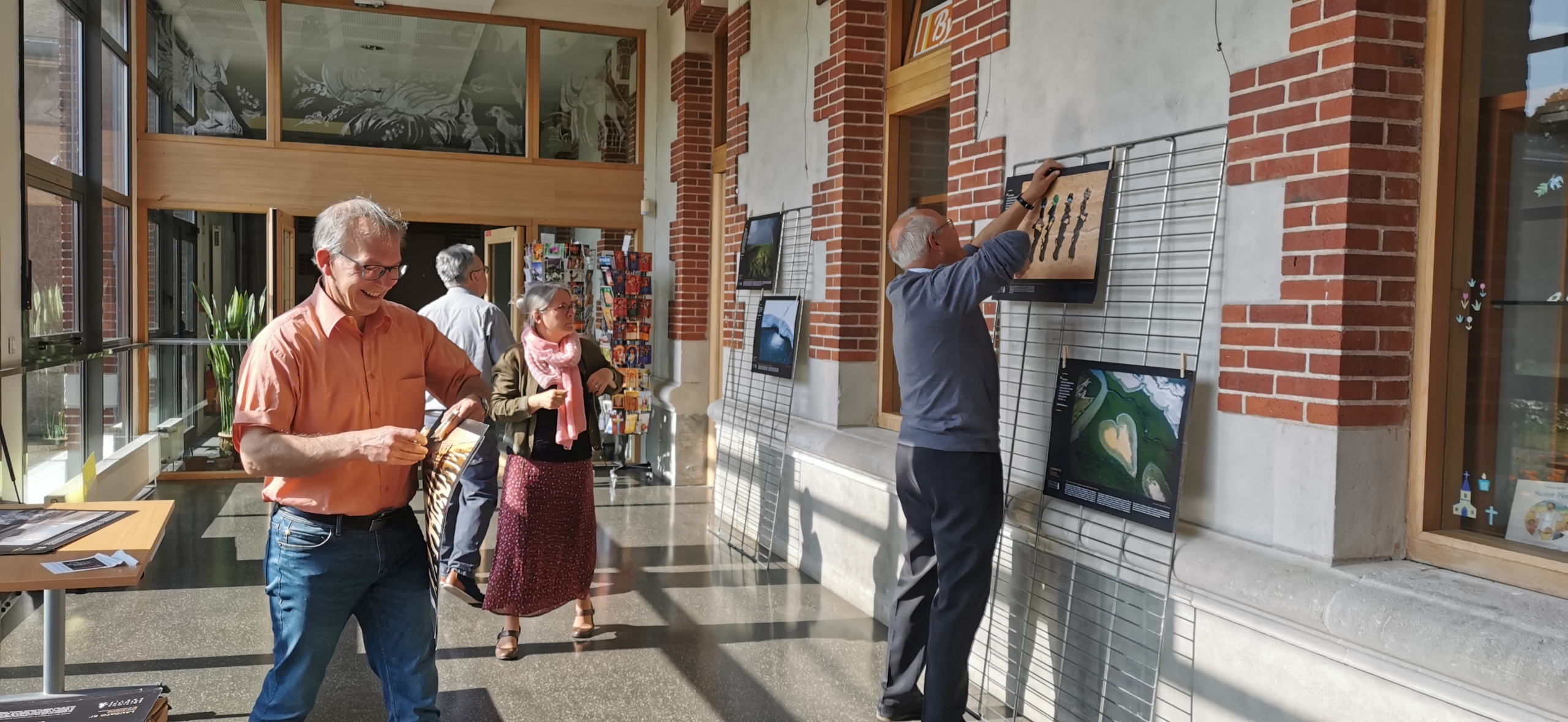 installation de l'exposition dans la galerie du Centre Saint-Jean par les membres de la Commission Ecologie Intégrale