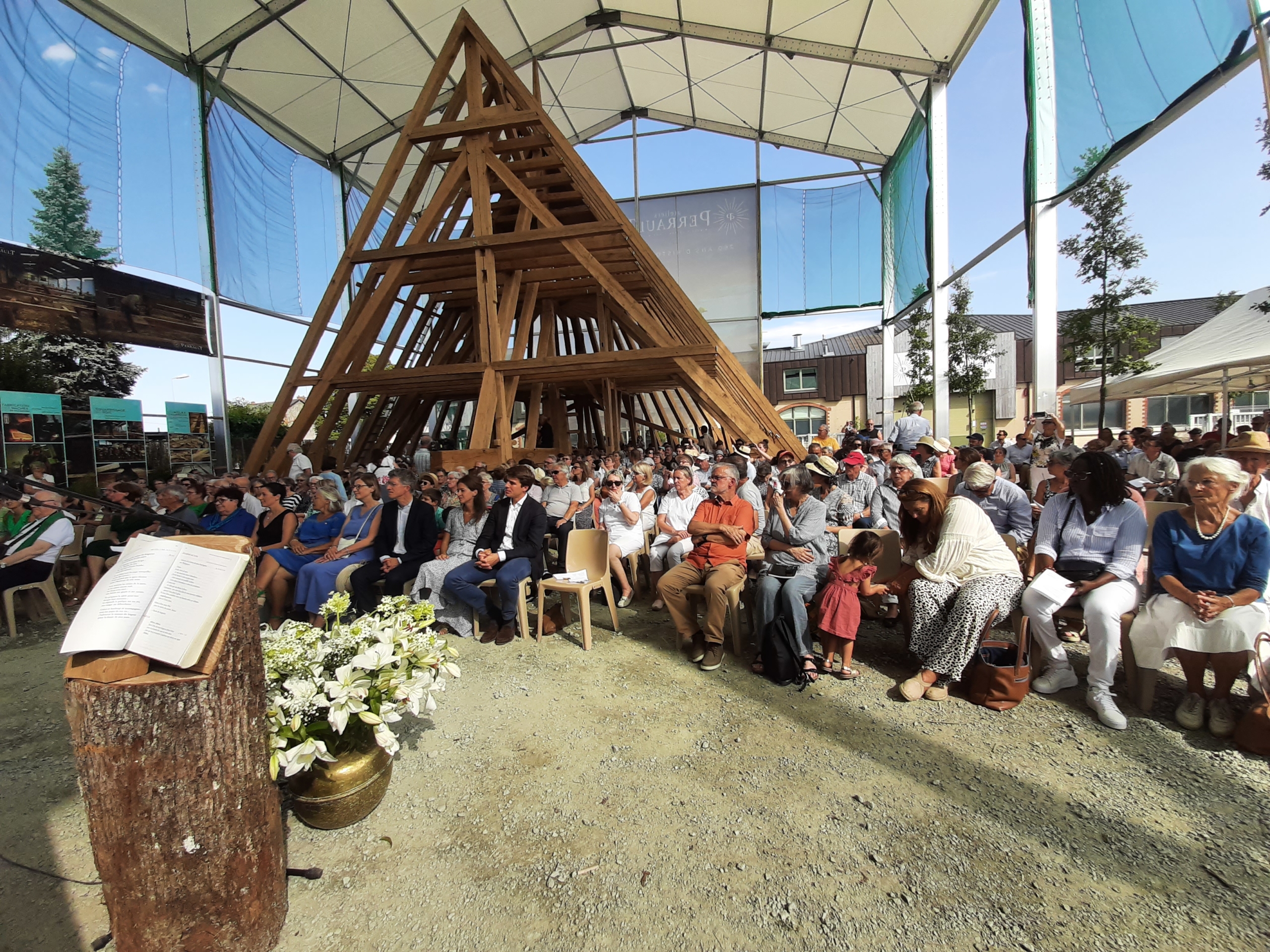 L'assemblée lors de la messe sous la charpente