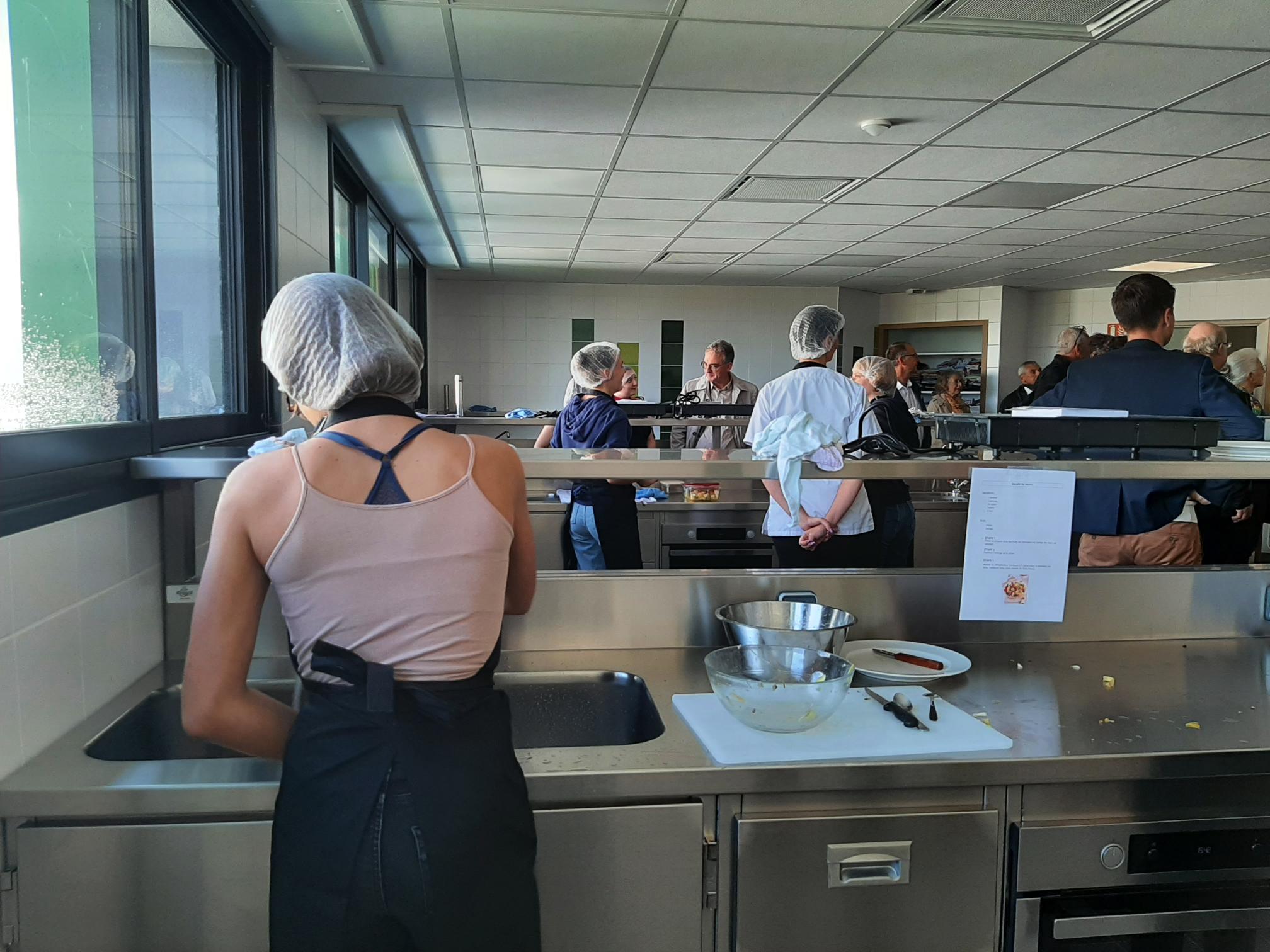 Un cours de cuisine (© communication diocésaine)